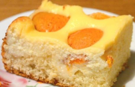 Prăjitură cu brânză și piersici