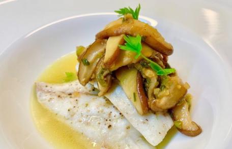 Pește prăjit cu sos de ciuperci