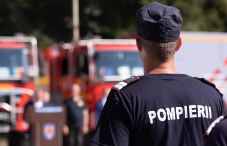 Incendiu violent într-o gospodărie din Botoșani. Focul a distrus acoperișurile unei anexe, casei și garajului