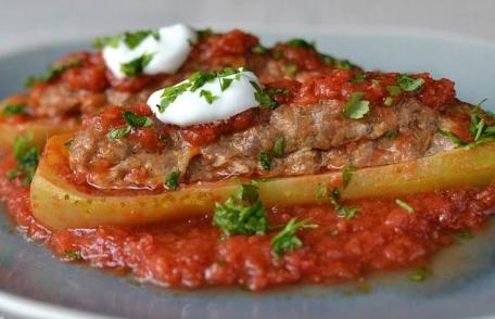 Dovlecei umpluți cu carne și verdeață