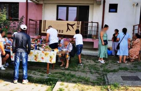 Amendat de jandarmi cu 1000 de lei pentru un picnic în fața blocului 