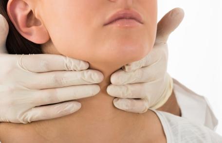 Semne care arată că tiroida ta produce prea mulți hormoni