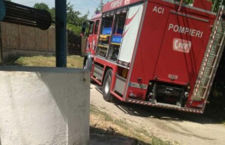Intervenție dificilă a pompierilor. Bărbat salvat dintr-o fântână adâncă de aproximativ 12 metri