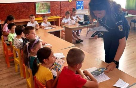 Polițiștii de la prevenire au vizitat Grădinițele din Suharău și Ibănești
