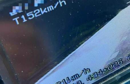 Tânăr prins de polițiști în timp de gonea cu 152 km/h în localitate, fără a deține permis de conducere