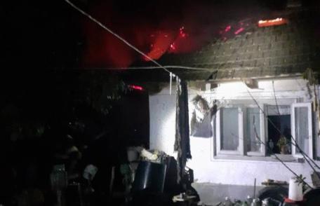 Bătrână ajunsă la spital cu atac de panică după ce o anexă din gospodărie a fost cuprinsă de flăcări - FOTO