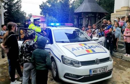 Polițiștii din Flămânzi, alături de copiii prezenți la o activitate religioasă