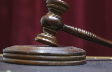 Arest la domiciliu pentru tânărul care a amenințat și lovit un bărbat în fața unui club din Botoșani