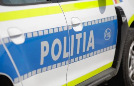 Inconștiență! Polițiștii au oprit un moped pe care se aflau trei tineri. Cel care conducea nu avea permis