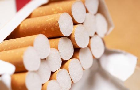 Tânără din Dorohoi prinsă într-un taxi cu 280 de pachete de țigări de contrabandă