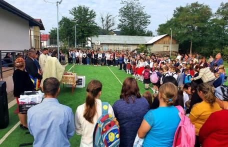 Clinchete de clopoței în comuna Ibănești - Un nou început de an școlar în localitatea Dumbrăvița - FOTO