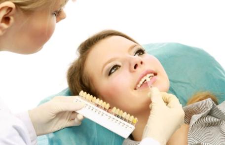 Riscuri pe care ni le asumăm când recurgem la albirea dinților