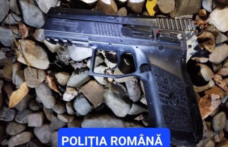 Scene desprinse din filme la Botoșani! Un tânăr dintr-o mașină a tras cu un pistol într-un grup de tineri