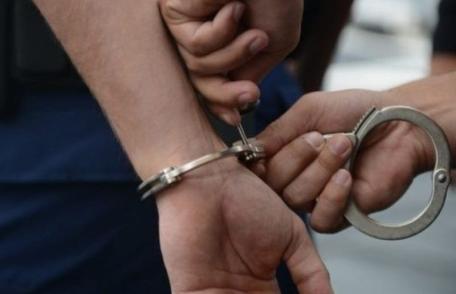 Bărbatul care a atacat polițiștii cu drujba și cu un topor a fost reținut