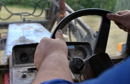 Bărbat cercetat de polițiști după ce s-a izbit cu tractorul într-o mașină la Suharău