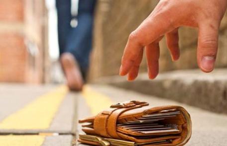 Tânără cercetată pentru că nu a predat autorităților, 10.000 de lei, găsiți în zona pieței din Botoșani