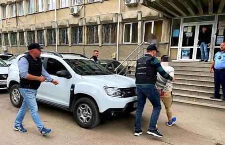 Caz șocant la Botoșani! Un tânăr a bătut la ușa unui apartament în miez de noapte și apoi a tâlhărit și violat proprietara