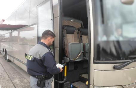 Ţigări de contrabandă în valoare de 5.000 de lei oprite la intrarea în ţară - FOTO