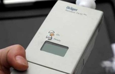 Nu a mai putut controla volanul și s-a izbit într-o mașină parcată. Vezi ce alcoolemie avea!