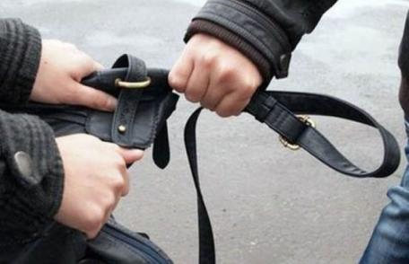 Control judiciar pentru doi tineri care au tâlhărit o persoană în plină stradă