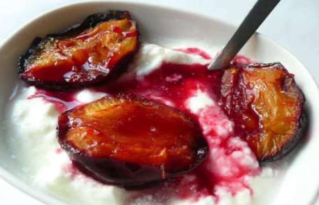 Prune coapte, cu iaurt