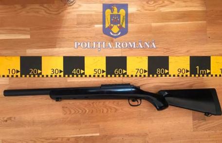 Percheziții domiciliare: Armă cu bile ridicată din casa unui botoșănean de 20 de ani