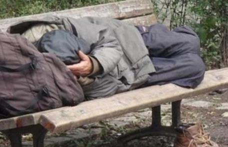 Tânăr reținut pentru că a încercat să sustragă bunuri de la o persoană fără adăpost