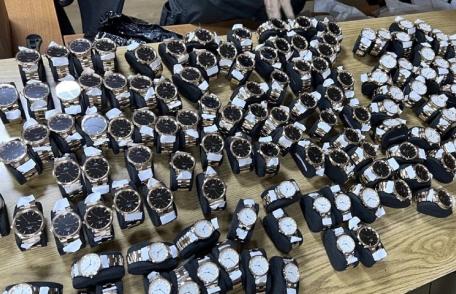 Ceasuri şi portcarduri ascunse şi nedeclarate descoperite la controlul de frontieră