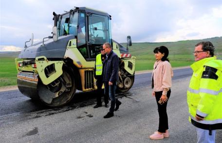 Asfalt pe întreaga lungime a Drumului Strategic - FOTO