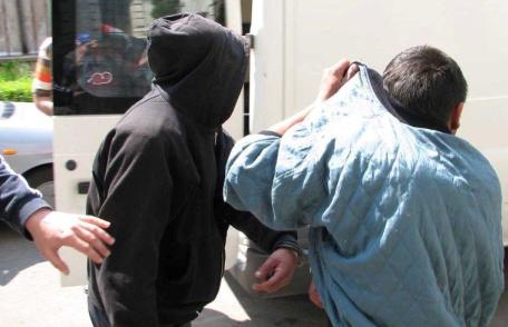 Doi bărbați din Botoșani reținuți după ce au tâlhărit o femeie în Piața Centrală