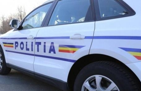 A fugit de polițiști și a ajuns cu mașina într-un gard