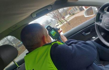 Cu 122 de km/h în localitate, și fără permis. Așa a fost depistat un tânăr din Suharău