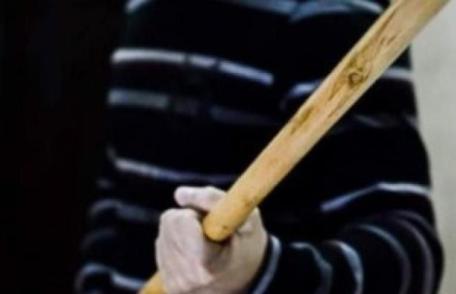 Reținut după ce și-a bătut fratele cu o bâtă
