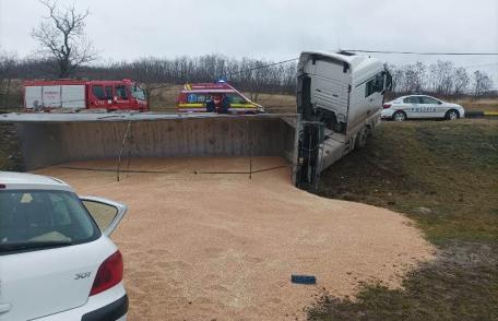 Bărbat rănit după impactul dintre o mașină și un TIR pe un drum din județ - FOTO