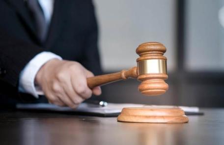 Doi bărbați din Botoșani trimiși în judecată după ce au tâlhărit o femeie în Piața Centrală