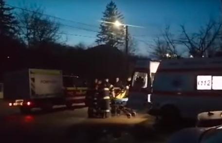 Bărbat din Dorohoi în stare gravă ajutat de pompieri să ajungă la spital 