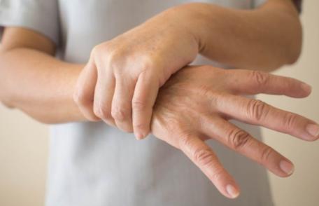 Care ar putea fi cauzele pentru care ne tremură mâinile