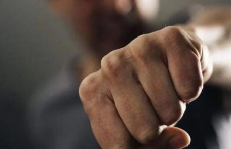 Bărbat cercetat pentru tentativă de omor după ce și-a bătut concubina și doi copii