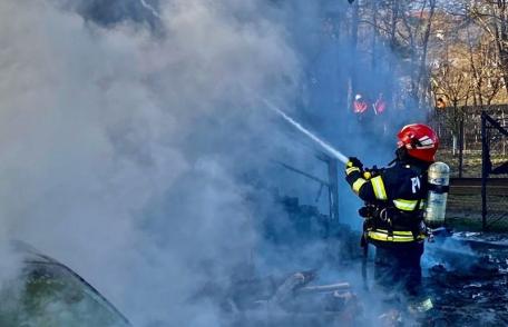O familie cu patru copii din Botoșani a rămas fără casă în urma unui incendiu puternic - FOTO