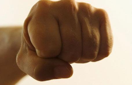 Dorohoi: Bătaie generată de o șicanare în trafic pe strada Ghiocelului