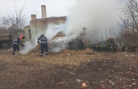 Depozit de furaje cuprins de flăcări din cauza unui foc lăsat nesupravegheat - FOTO