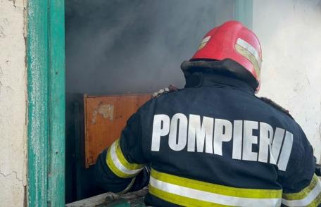 Trei familii trec prin clipe grele după ce casele în care locuiau au fost cuprinse de flăcări