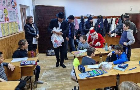 Moș Crăciun a adus daruri și la Grădinița cu Program Normal Nr. 1 Broscăuți - FOTO