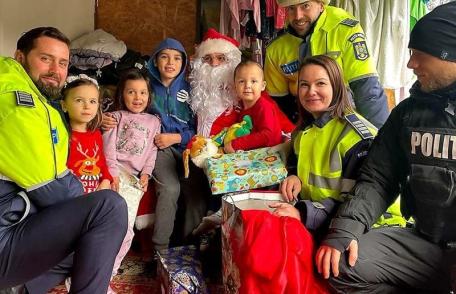 Polițiștii botoșăneni, alături de copii, în preajma sărbătorilor - FOTO