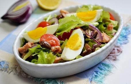 Salată de ton, ouă și ceapă