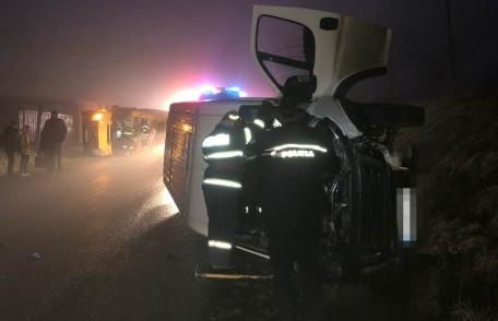 Accident în localitatea Iezer între o mașină de transport pâine și un microbuz școlar - FOTO