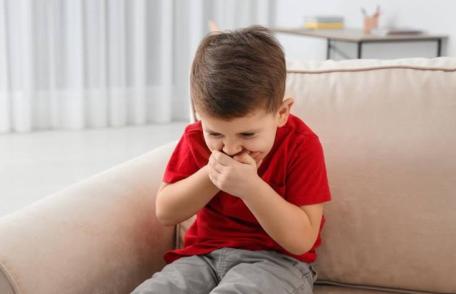 Câteva soluții care îți vin în ajutor atunci când copilul tău vomită