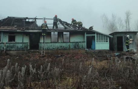 Casa unui bărbat din județul Botoșani a fost distrusă în urma unui incendiu