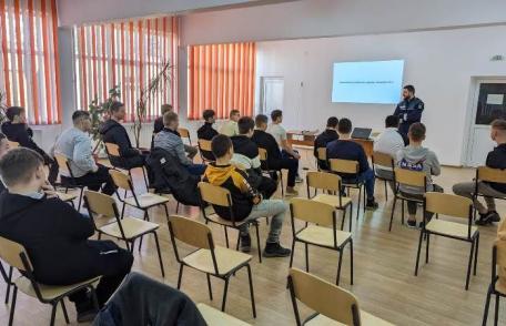 Polițiștii botoșăneni alături de elevii Colegiului Tehnic „Gheorghe Asachi” Botoșani, pentru prevenirea victimizării acestora
