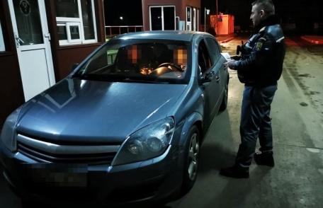 A prezentat la control un permis de conducere fals, fără a avea calitatea de conducător auto